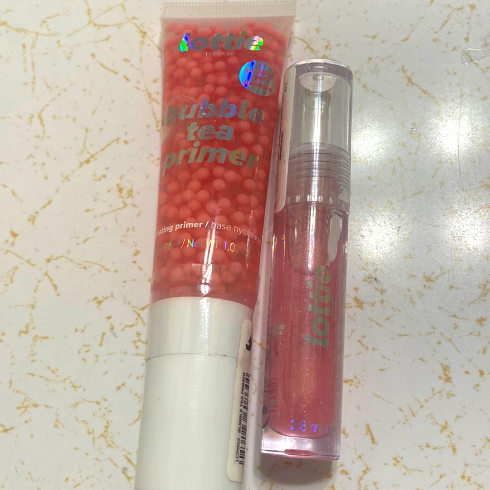 Set of lip balm and oil includes a hydrating primer